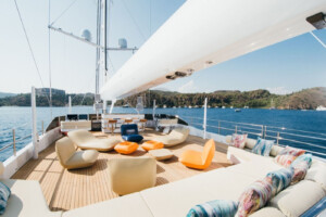 كل شيء عن تأجير اليخوت u2 simay 5